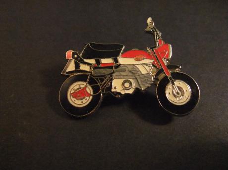 Honda Monkey motor ( icoon uit de jaren 70) Oorspronkelijk ontwikkeld als een 49 cc-attractie voor Tama Tech, een pretpark in Tokyo,rood,motor naar rechts